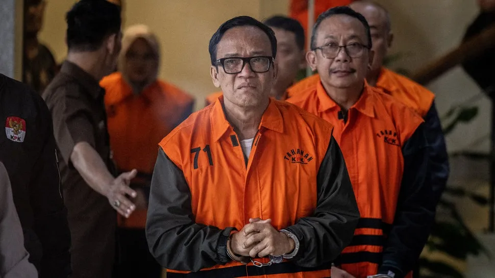 Wakil Menteri Ketenagakerjaan (Wamenaker) Immanuel Ebenezer (tengah) bersama tersangka lainnya berjalan menuju