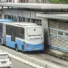 Transjakarta melintas di Halte Glodok, Jakarta, Jumat (14/1/2022). ANTARA FOTO/Muhammad Adimaja/rwa.