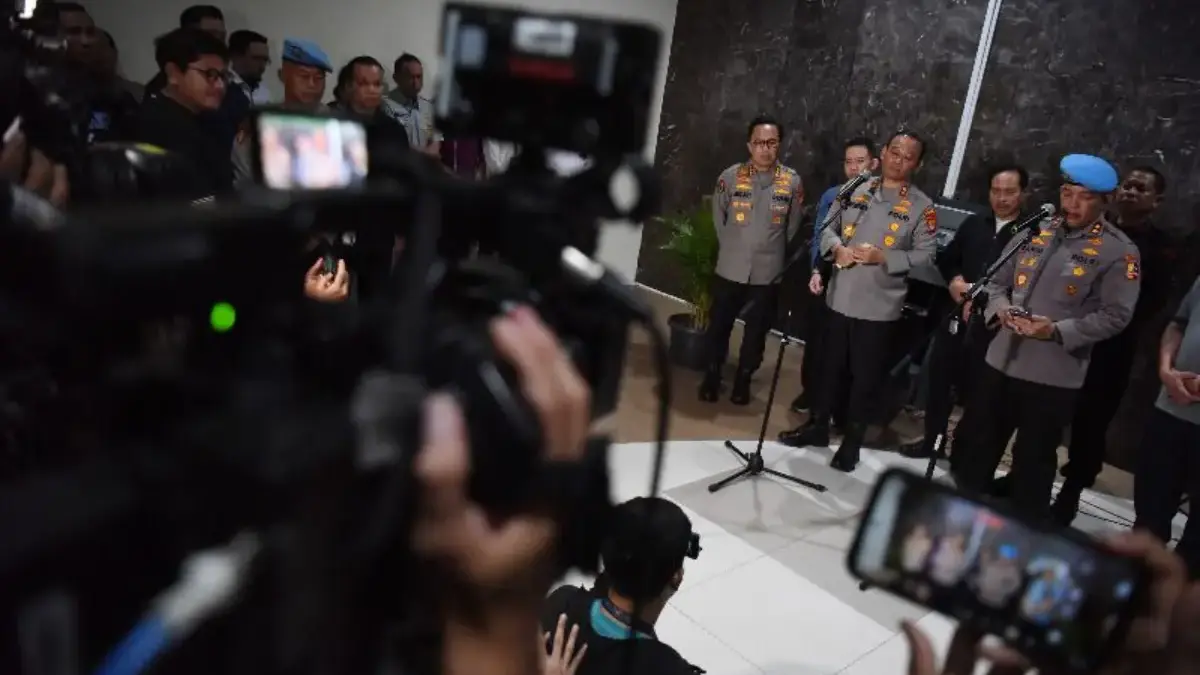 Kapolda Metro Jaya Irjen Pol Asep Edi Suheri (tengah) bersama Kadivpropam Polri Irjen Pol Abdul Karim (kanan)