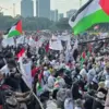 Ribuan peserta memadati kawasan Monumen Nasional (Monas), Jakarta, Ahad pagi (3/8), dalam Aksi Akbar bertajuk