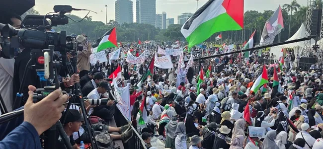 Ribuan peserta memadati kawasan Monumen Nasional (Monas), Jakarta, Ahad pagi (3/8), dalam Aksi Akbar bertajuk