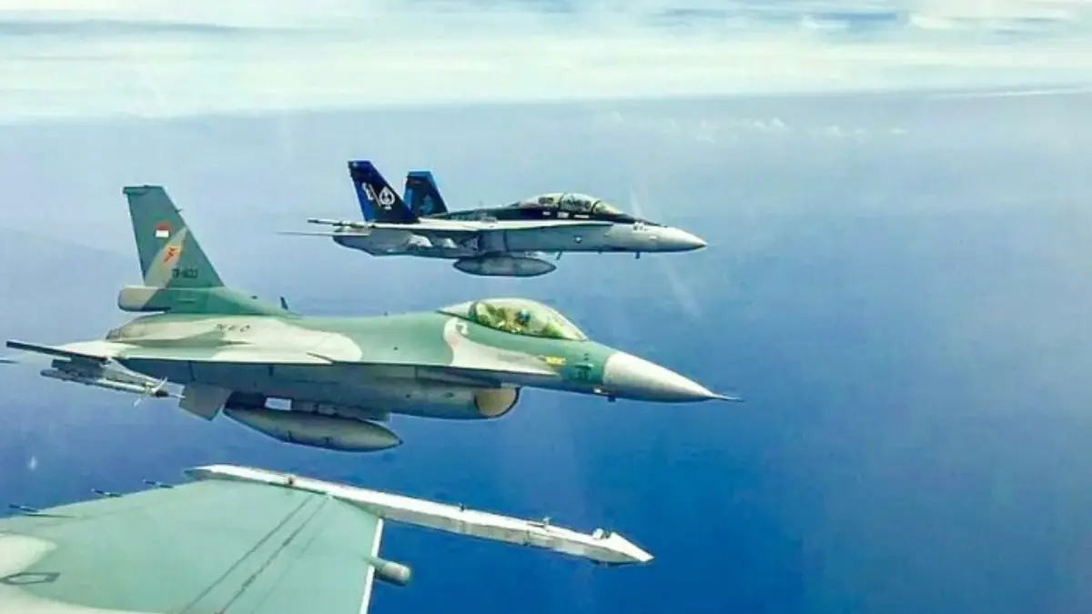 Beginilah Kisah Pilot F-16 Marsma Fajar Cegat 5 Pesawat Tempur F-18 Hornet Amerika Serikat di Laut Jawa Ilustrasi pesawat tempur F-16 TNI AU mencegat pesawat asing yang masuk wilayah udara RI. (Puspen TNI)