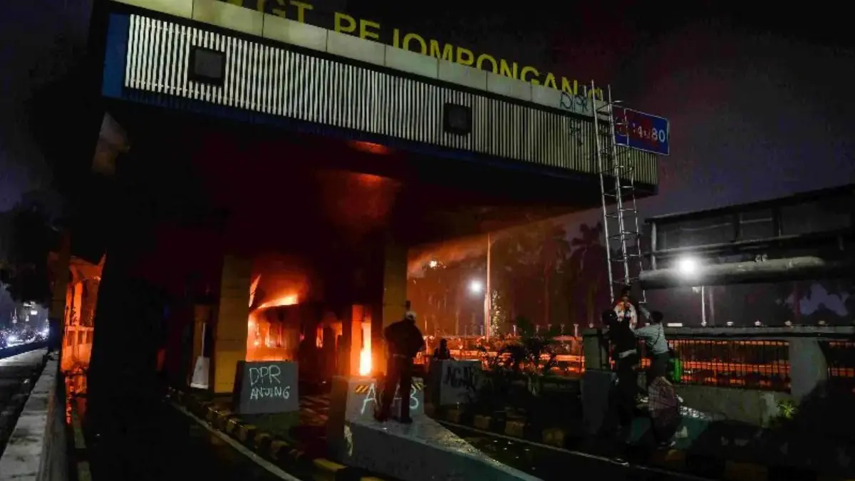 7 Gerbang Tol di Ruas Jalan di Jakarta Korban Amukan Massa Pengunjuk rasa merusak Gerbang Tol Pejompongan, Jakarta, Jumat (29/8/2025). (Foto: Antara)