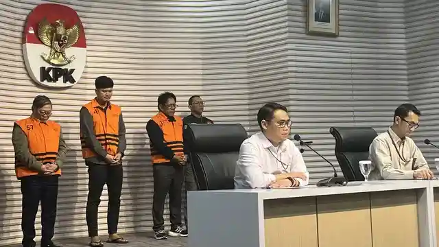 KPK menahan tiga tersangka yang terjaring dalam operasi tangkap tangan terkait kasus dugaan suap pada kerja sa