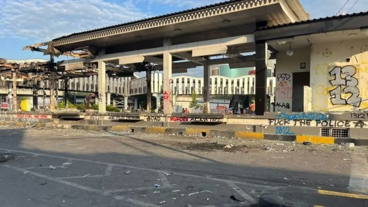 Kondisi Halte Transjakarta Senen Toyota Rangga setelah dibakar oknum tak bertanggung jawab pada Jumat (29/8/20