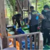 Aparat Polda Babel sedang melakukan olah TKP di pondok kebun milik Adityawarman kawasan Dealova Kelurahan Air
