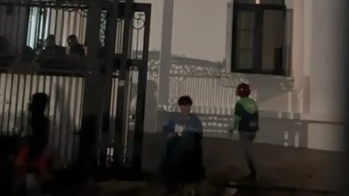 Rumah Politikus Partai Amanat Nasional Eko Patrio Dijarah Massa Beredar di Medsos Massa saat jarah rumah Eko Patrio (foto: dok ist)