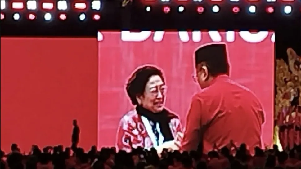 Ketua Umum PDIP Megawati Soekarnoputri menyambut Hasto Kristiyanto yang baru tiba di lokasi Kongres Ke-6 PDIP