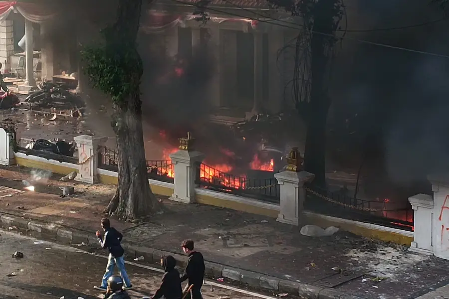 Puluhan sepeda motor dirusak hingga dibakar massa. Demo di Surabaya hari ini, Jumat (29/8) ricuh.