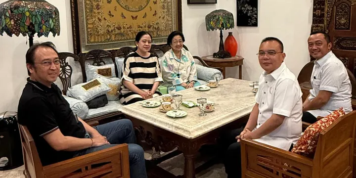 Dasco membagikan tiga foto. Pada slide pertama, tampak Dasco bersama Politikus Gerindra Prasetyo Hadi duduk be