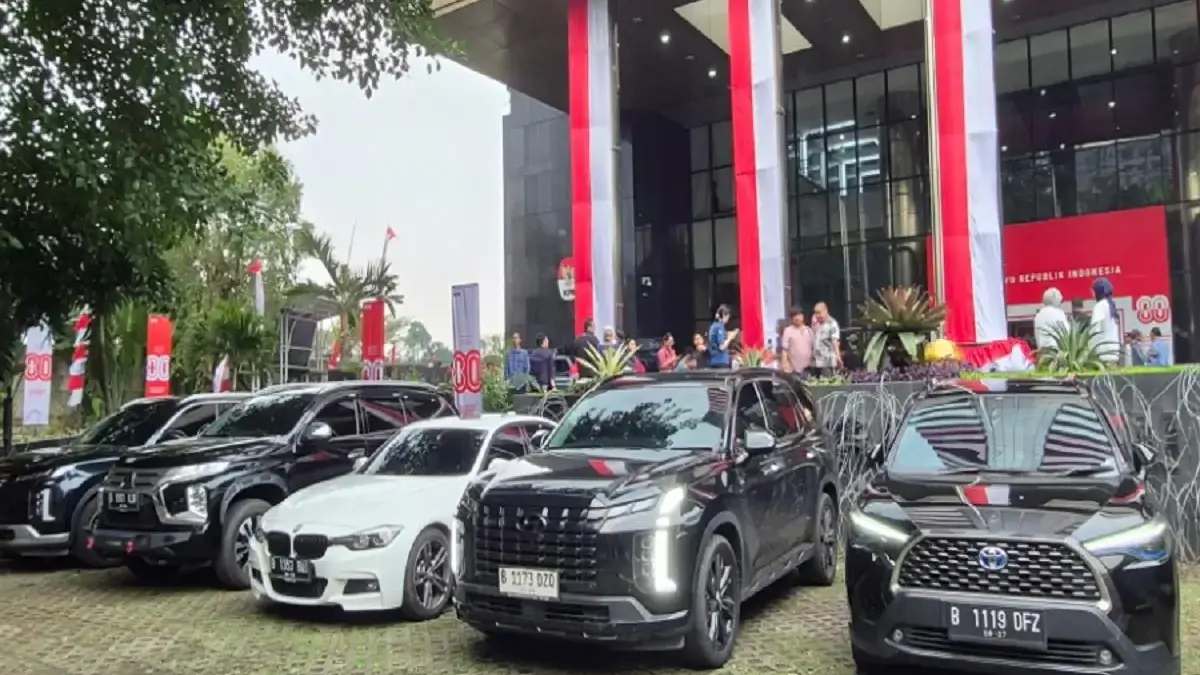 Puluhan barang bukti dari operasi tangkap tangan di lingkungan Kementerian Ketenagakerjaan kini dipertontonkan