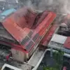 Gedung DPRD Sulsel usai dibakar massa aksi diambil dari atas lewat drone. Sumber: @accink_1106