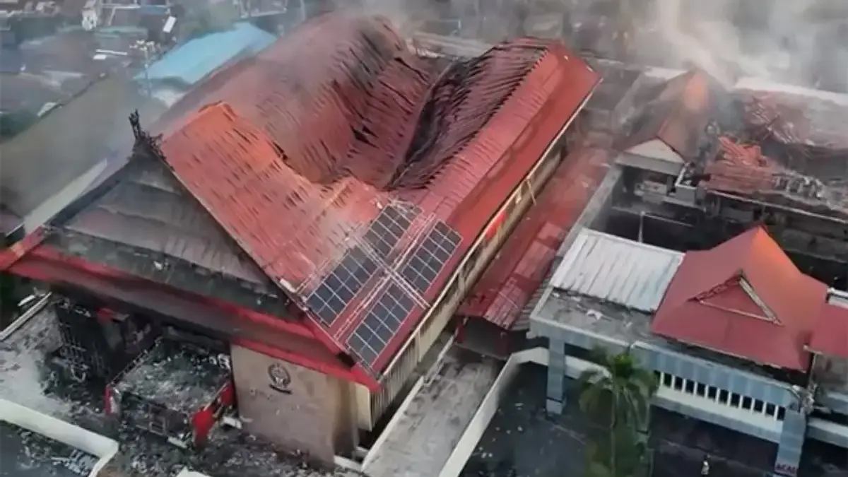 Gedung DPRD Sulsel usai dibakar massa aksi diambil dari atas lewat drone. Sumber: @accink_1106