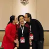 Puan Maharani kompak mencium Ketum PDIP Megawati Soekarnoputri bersama Prananda Prabowo. (dok. Instagram @puan