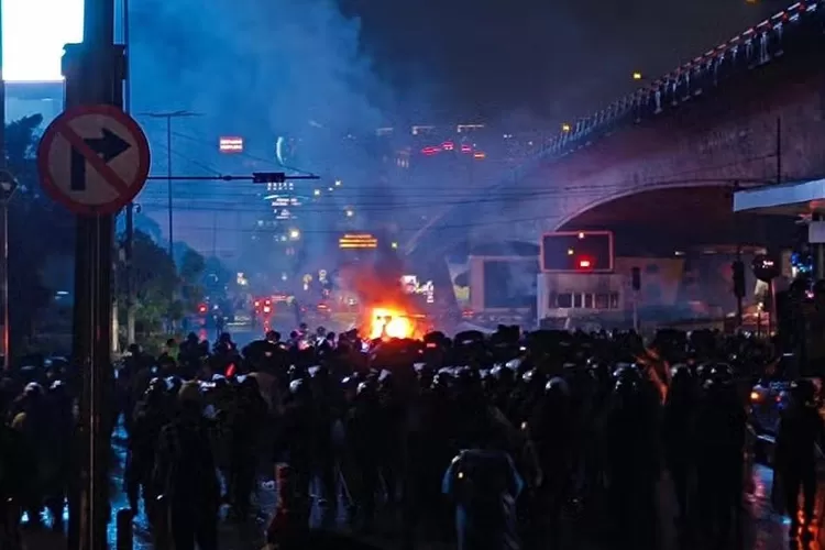 Tol dalam kota Jakarta ditutup sementara karena aksi demonstrasi.
