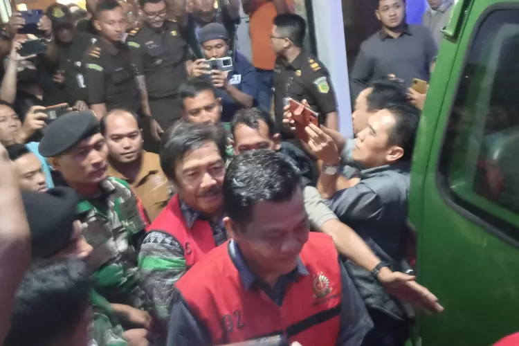 Para tersangka dugaan korupsi Gedung Setda Pemkot Cirebon digiring masuk mobil tahanan. (dok)