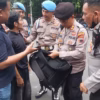 Seorang pria pasrah saat tasnya digeledah Propam di Jalan Pahlawan Semarang. (Dok Humas Polda Jateng)