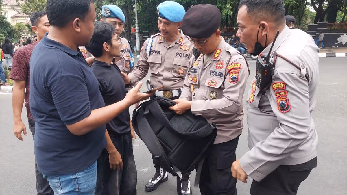 Seorang pria pasrah saat tasnya digeledah Propam di Jalan Pahlawan Semarang. (Dok Humas Polda Jateng)