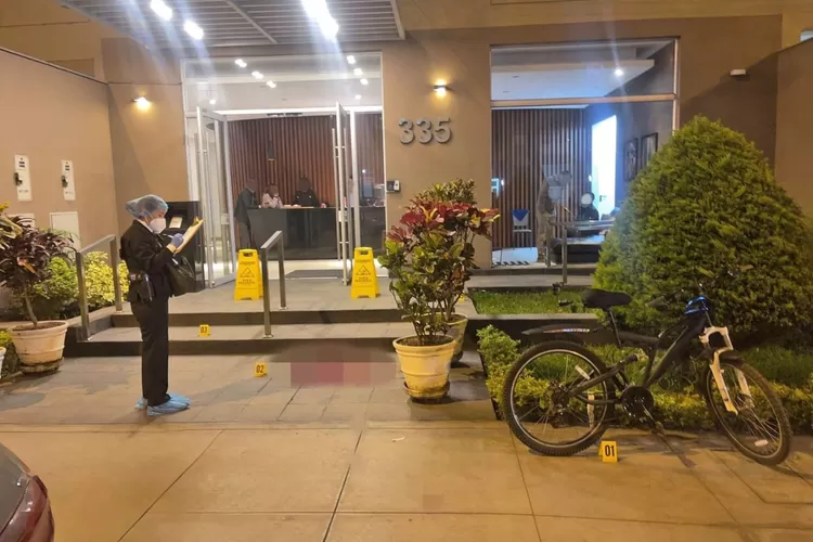 Petugas kepolisian melakukan olah TKP di depan gedung apartemen kawasan Lince, Lima, Peru, lokasi penembakan s