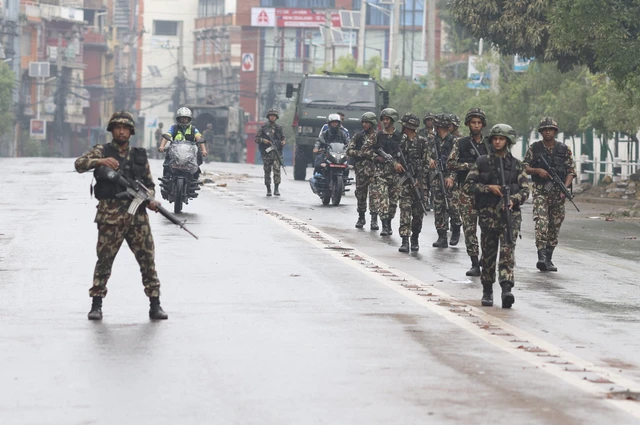 Tentara Nepal berjaga di luar gedung Parlemen di Kathmandu, Nepal, Rabu (10/9/2025). Foto: Adnan Abidi/REUTERS