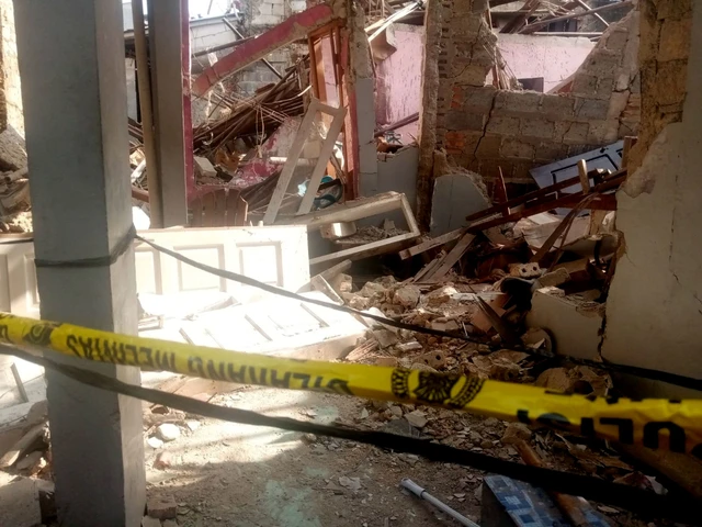 Ledakan misterius menghancurkan sebuah rumah di Jalan Talas II, Pondok Cabe Ilir, Pamulang, Tangerang Selatan,