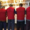 Enam tersangka kasus dugaan korupsi pembangunan Gedung Setda Kota Cirebon saat digelandang ke Kejari Kota Cire