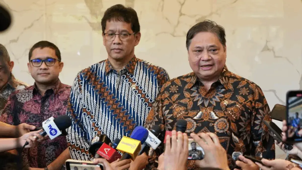 Menko Perekonomian Airlangga Hartarto (kanan) didampingi Menteri Keuangan Purbaya Yudhi Sadewa (dua kanan) saa