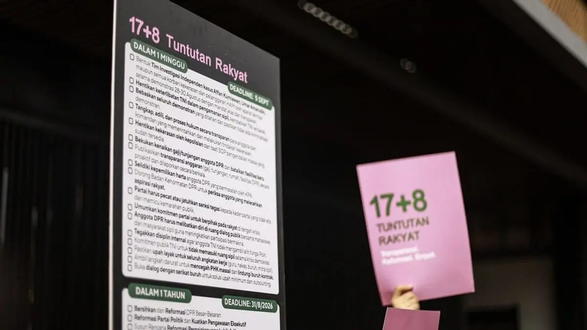 Masyarakat Kolektif 17+8 Indonesia Berbenah memegang poster sebelum menyerahkan dokumen 17+8 tuntutan rakyat k