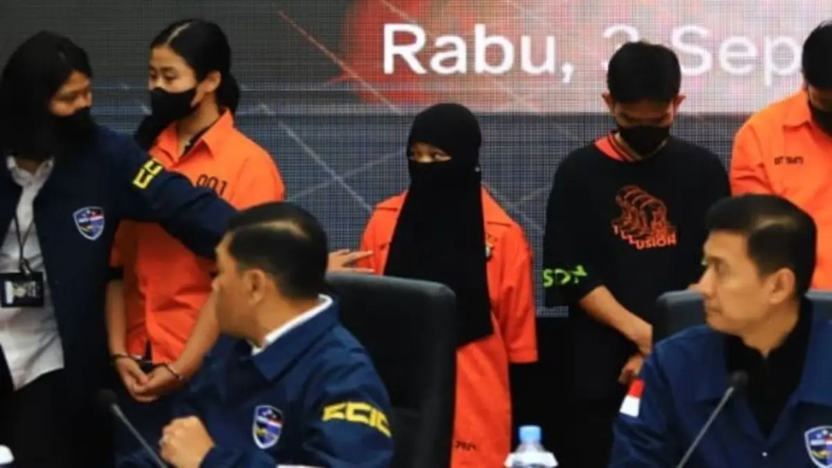 Keluarga Laras Faizati Tersangka Penghasutan Soal Unjuk Rasa di Mabes Polri Pertanyakan Prosedur Penetapan TSK Laras Faizati Khairunnisa (belakang, kedua dari kiri).