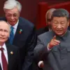 Vladimir Putin dan Xi Jinping di Beijing. (ALEXANDER KAZAKOV / REUTERS)