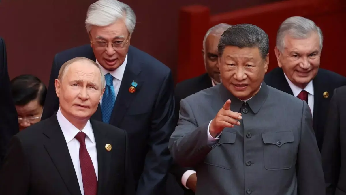 Vladimir Putin dan Xi Jinping di Beijing. (ALEXANDER KAZAKOV / REUTERS)