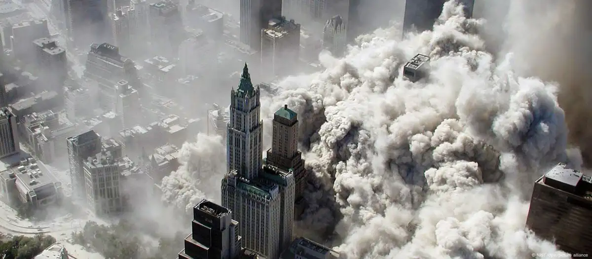 Dokumentasi New York Police Department (NYPD) diambil dari udara menunjukkan kepulan debu dan asap tak lama se