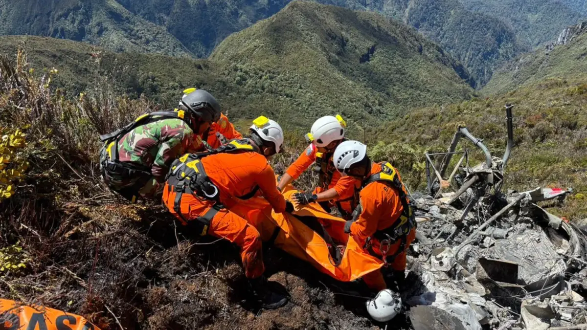 Upaya pencarian dan evakuasi melibatkan tim SAR Timika, TNI AU, TNI AD, Polri, serta dukungan dari PT Intan An