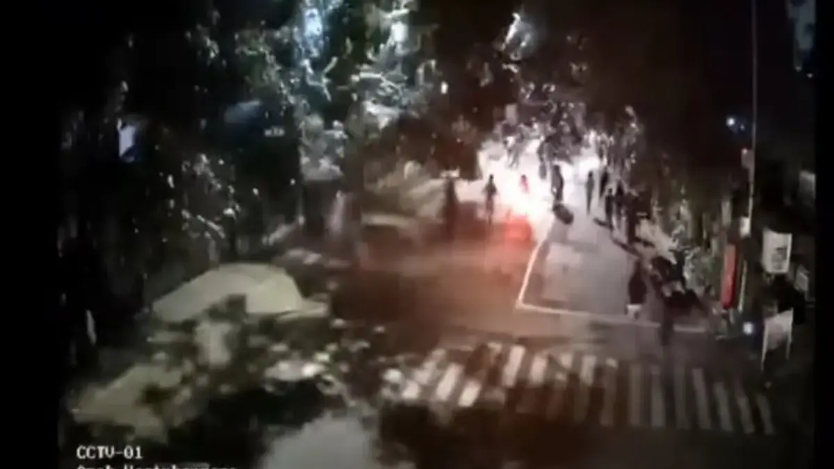 Polisi Kantongi Bukti Jejak Digital Telusuri Dugaan Adanya Aliran Dana-Aktor Utama di Balik Rusuh Bandung Beredar video yang menyebut polisi menembaki kampus Universitas Islam Bandung (Unisba) dan Universitas Pasunda