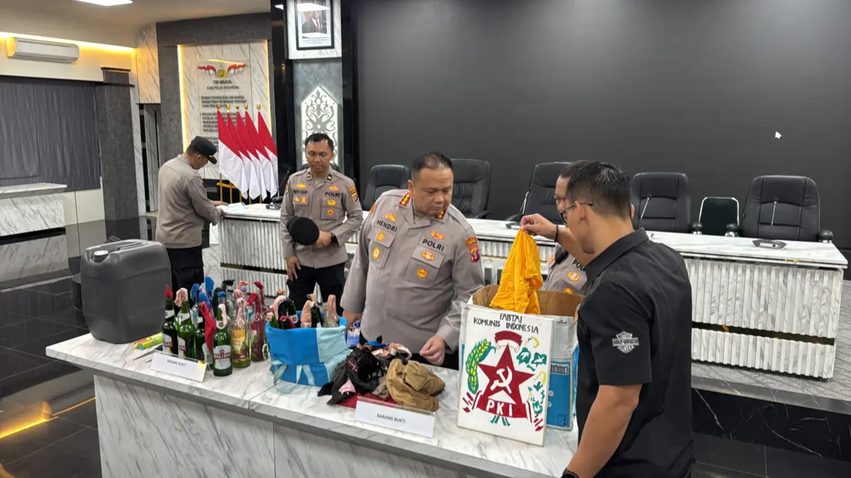 Polisi mengamankan bahan-bahan pembuat bom molotov dari sejumlah orang sebelum aksi demonstrasi di Samarinda,