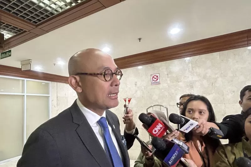 Wakil Menteri Luar Negeri (Wamenlu) Indonesia Arrmanatha C. Nasir berbicara kepada wartawan usai rapat kerja d