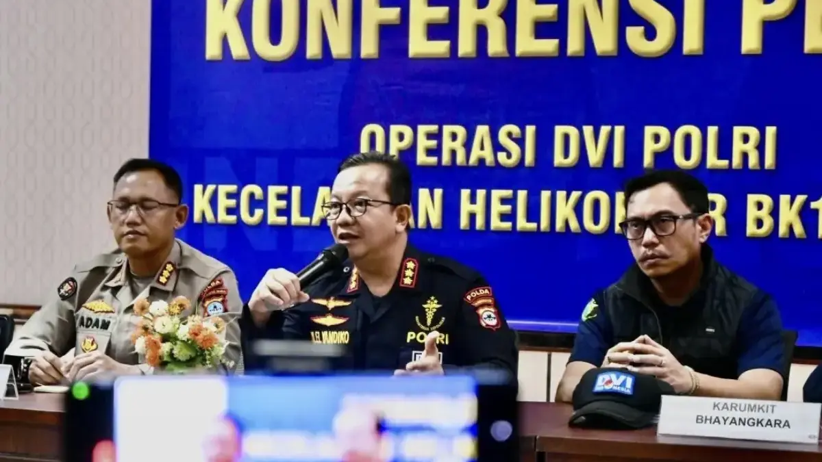 Kabid Dokkes Polda Kalsel Kombes Pol dr Muhammad El Yandiko (tengah) memberikan keterangan dalam konferensi pe