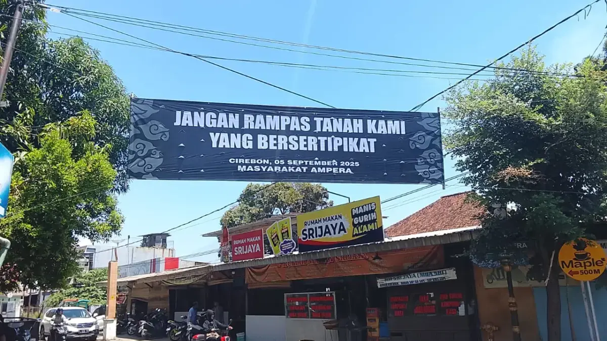 Warga Ampera Cirebon Pasang Spanduk 'Jangan Rampas Tanah Milik Kami yang Sudah Bersertifikat' Spanduk warga Ampera Kota Cirebon