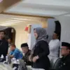 Ketua DPRD Kabupaten Cirebon, Sophi Zulfia bersama Bupati Imron saat hadir dalam Rapat Paripurna di gedung DPR