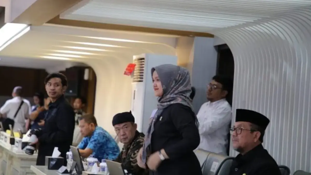 Ketua DPRD Kabupaten Cirebon, Sophi Zulfia bersama Bupati Imron saat hadir dalam Rapat Paripurna di gedung DPR