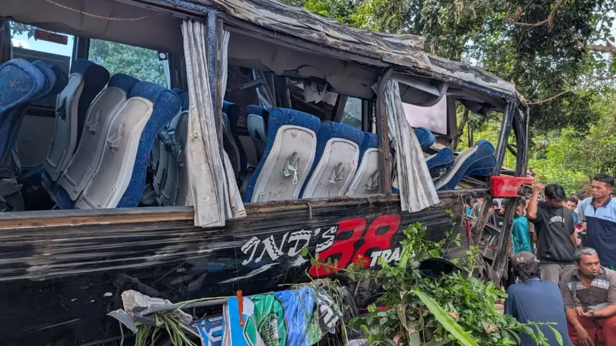Kecelakaan Maut Bus Rombongan Karyawan RS Bina Sehat Jembar di Lereng Bromo; 8 Tewas Bus Rombongan Rumah Sakit Bina Sehat Jember Kecelakaan di Jalur Bromo Probolinggo, 8 Orang Dilaporkan Meningga