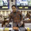 Menteri Keuangan Purbaya Yudhi Sadewa bersiap mengikuti rapat kerja dengan Komisi XI DPR di Kompleks Parlemen,