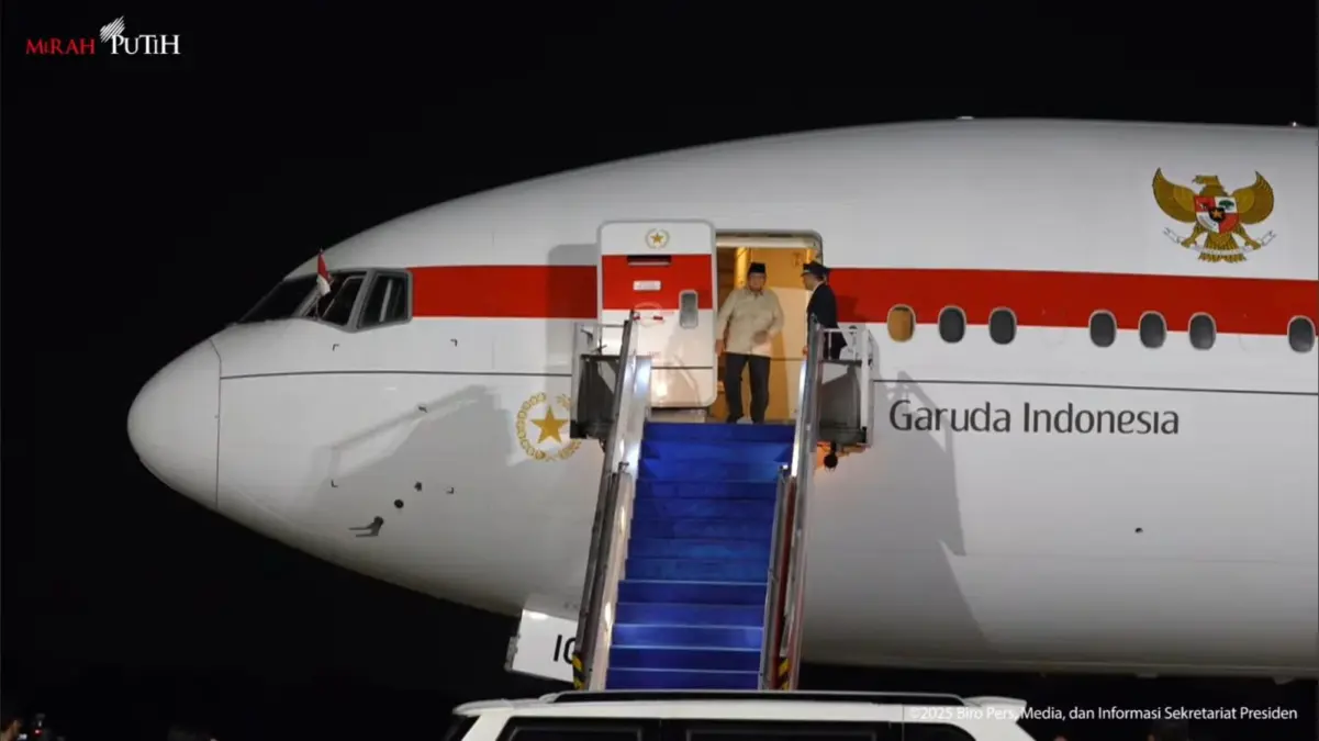 Kunjungan Kerja Singkat 8 Jam di China, Prabowo Tiba di Indonesia Prabowo tiba di Tanah Air usai kunker dari China. (Dok. YouTube Setpres)