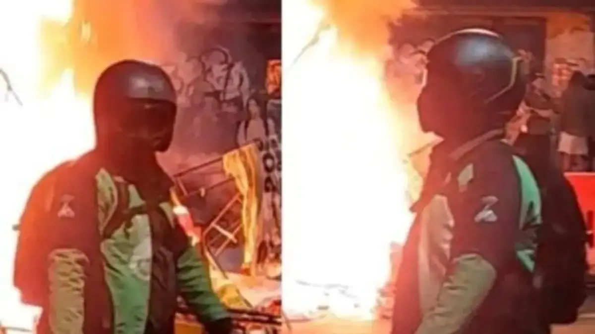 Pria berjaket ojol sepatu Adidas Terrex saat Gedung Grahadi Surabaya Dibakar (Foto: Dok. Istimewa/tangkapan la