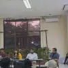 Direktur LBH Jakarta Fadhil Alfathan (kiri) bersama Tim Advokasi untuk Demokrasi Ma`ruf Bajammal (kedua kiri),