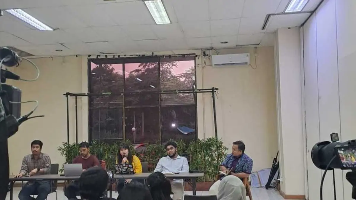 Direktur LBH Jakarta Fadhil Alfathan (kiri) bersama Tim Advokasi untuk Demokrasi Ma`ruf Bajammal (kedua kiri),