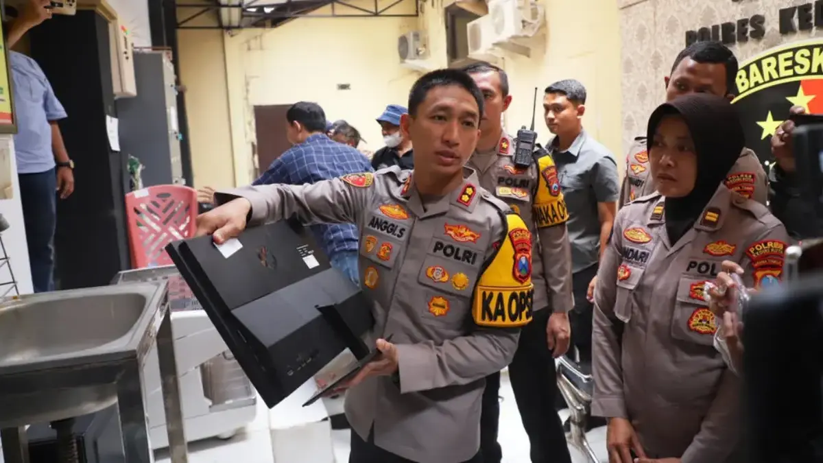 Kapolres Kediri Kota AKBP Anggi Saputra Ibrahim menunjukkan barang jarahan yang dikembalikan massa, Selasa (30