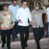 Wamendagri Bima Arya Sugiarto meninjau kondisi gedung DPRD Kabupaten Cirebon yang mengalami kerusakan cukup pa