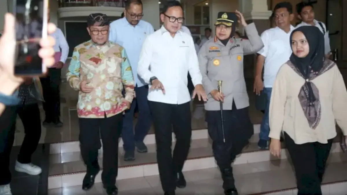 Wamendagri Bima Arya Sugiarto meninjau kondisi gedung DPRD Kabupaten Cirebon yang mengalami kerusakan cukup pa