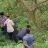 Polisi bersama sejumlah saksi saat mendatangi TKP temuan potongan kaki manusia di Sendi, Kecamatan Pacet. (Ist